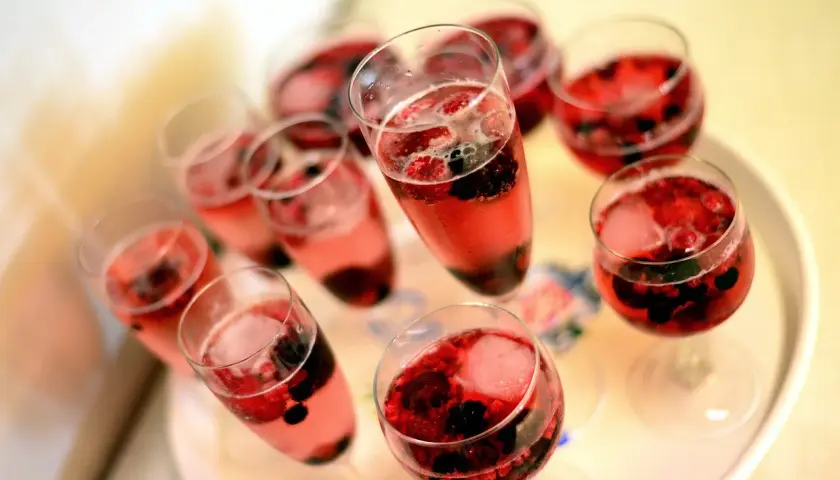 Szklanki z różowym napojem i owocami leśnymi. Czy alkohol zamarza? W tych drinkach z pewnością nie, bo są pyszne!