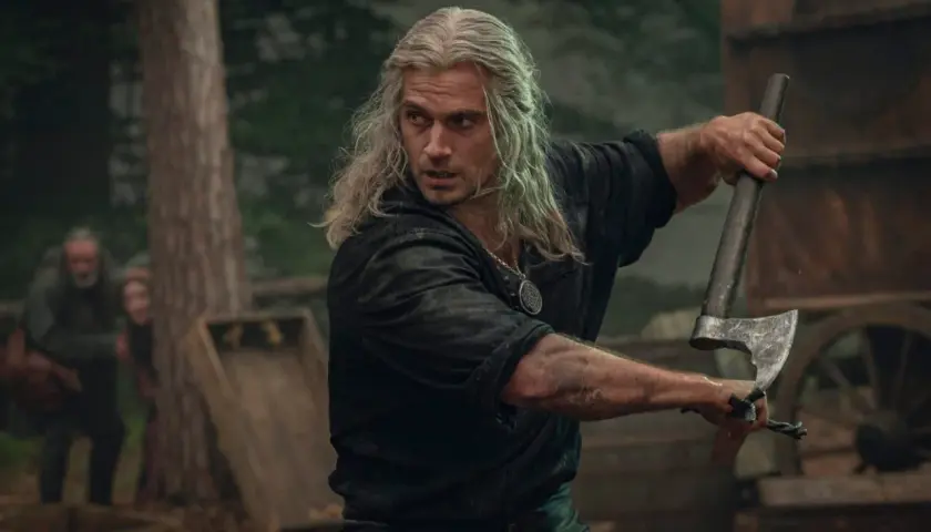 Henry Cavill som Geralt i The Witcher, redo att slåss med en yxa.