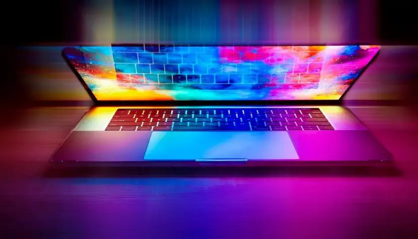 Un portátil con pantalla y teclado iluminados con colores vibrantes. Ideal para saber cómo saber el modelo de mi portátil y explorar su interior.