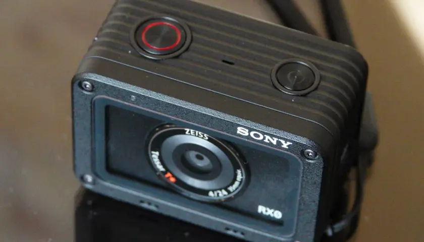 Kompaktowy aparat Sony RX0 z obiektywem Zeiss Tessar T*.