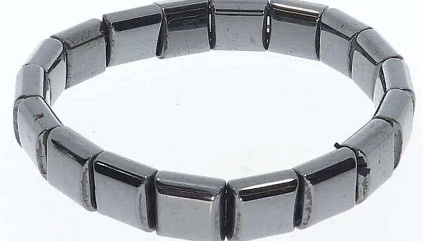 Armband aus facettierten Hämatit-Steinen. Was ist Hämatit? Ein Mineral, das für seinen metallischen Glanz bekannt ist.