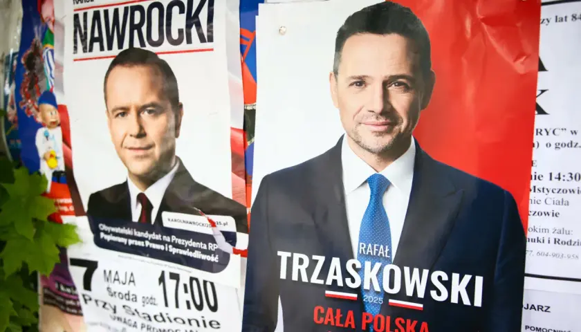 Plakaty wyborcze Karola Nawrockiego i Rafała Trzaskowskiego, zapowiadające prognozy wyborów prezydenckich.