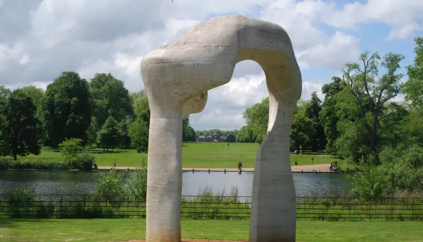 Henry Moore rzeźby: Dlaczego wciąż fascynują? Odkryj sekrety