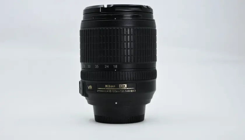 Obiektyw Nikon 18-105mm VR DX, idealny do krajobrazów, portretów i codziennych ujęć.