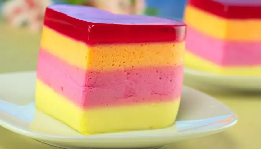 Kolorowa galaretka z mlekiem skondensowanym, warstwowa jak tęcza, kusi smakiem.