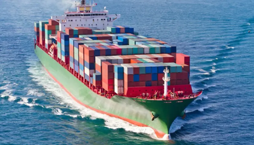 Ein riesiges Containerschiff fährt auf dem Meer. Die Fracht, die die Bedeutung von Frankatur symbolisiert, ist sicher verstaut.