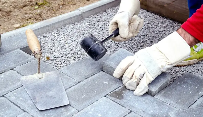 Jak położyć kostkę brukową w ogrodzie - uniknij najczęstszych błędów