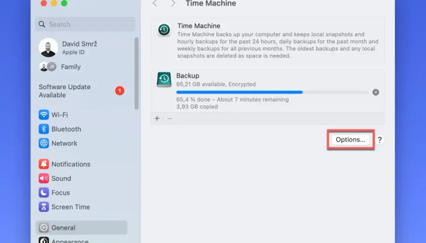 Einstellungen für die Time Machine konfigurieren. Ein Backup wird gerade erstellt.