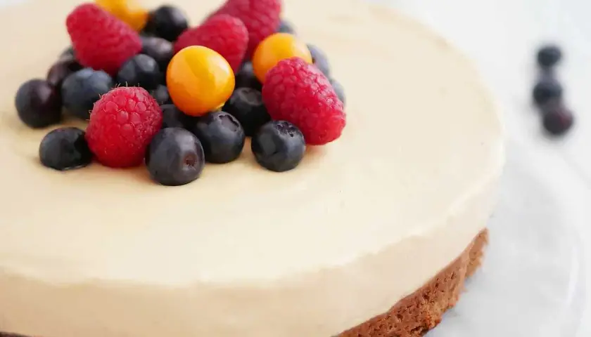 Enkel tårta med dulce de leche, toppad med färska bär som hallon, blåbär och physalis. En läcker dessert som passar alla tillfällen.