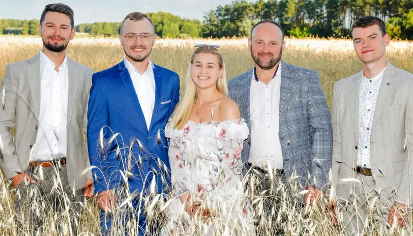 Pięcioro młodych ludzi w eleganckich strojach pozuje na polu pszenicy. Czy to zapowiedź, kiedy powtórka Rolnik szuka żony?