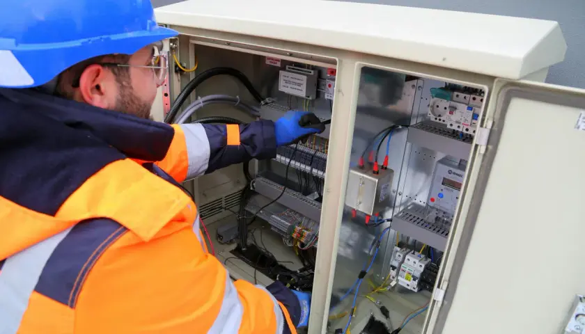 Jak sprawdzić uprawnienia elektryka i uniknąć niebezpieczeństw