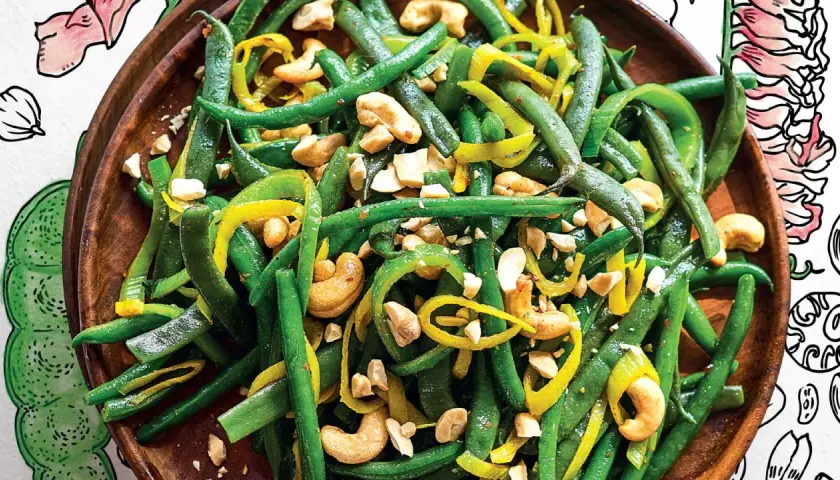 Deliziosa insalata di fagiolini croccanti con anacardi tostati e peperoni gialli a julienne, un contorno fresco e saporito.