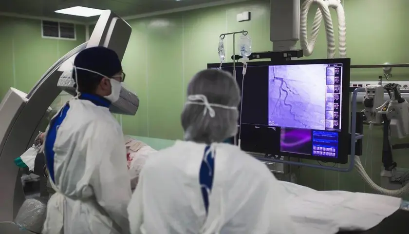 Lekarze analizują obraz tętnic wieńcowych na monitorze, oceniając, czy koronarografia jest bezpieczna i skuteczna.