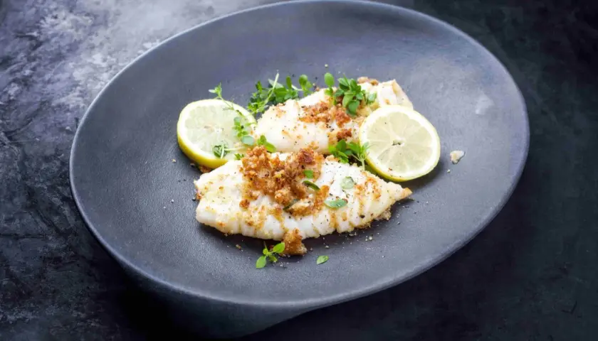Calamares a la plancha con limón, cubiertos de pan rallado crujiente y hierbas frescas. Un plato ligero y sabroso.