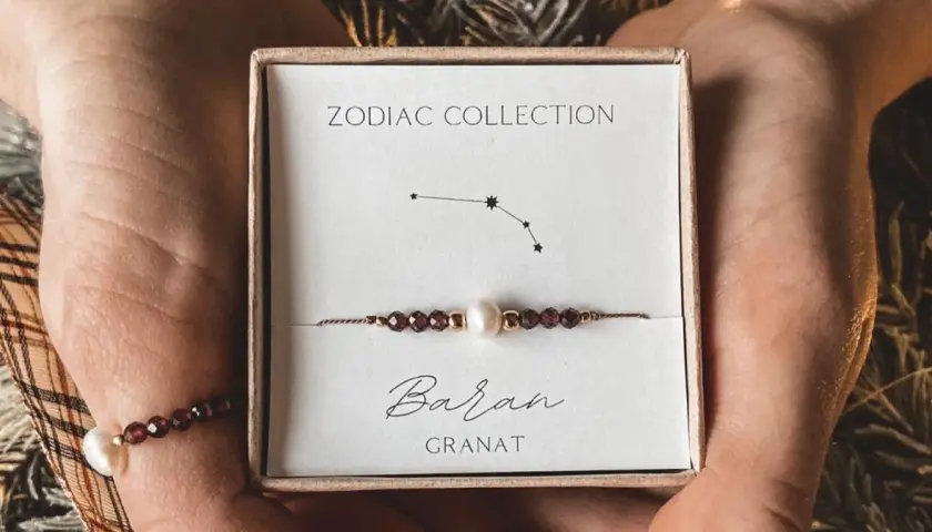 Bransoletka z granatów i perłą, symbol Barana. Idealny prezent dla każdego, kto ceni sobie piękno kamieni i astrologię.