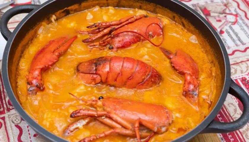 Arroz caldoso con bogavante, un plato delicioso y reconfortante, con trozos de bogavante enteros y jugosos en una salsa cremosa.