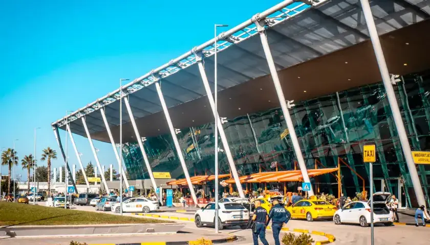 Jak dojechać z lotniska Tirana do Durrës - najlepsze opcje transportu