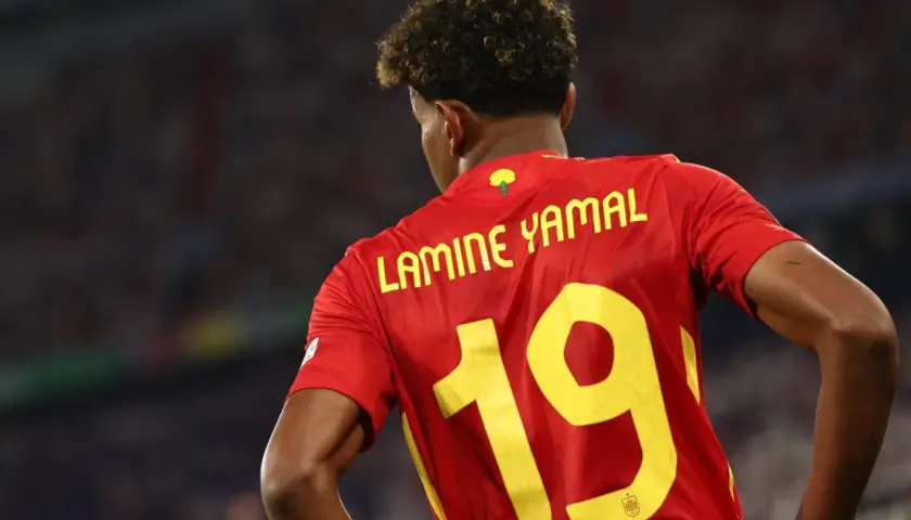 Piłkarz Lamine Yamal w czerwonej koszulce z numerem 19.