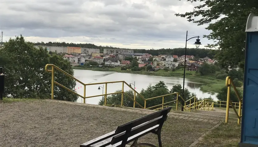 Ławka na początku chmielno trasa, z widokiem na jezioro i miasteczko.