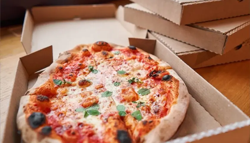 Ile kalorii ma pizza 32 cm? Sprawdź fakty i porady!
