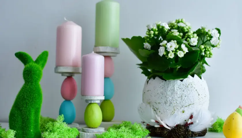 Zielony, trawiasty zajączek i świece na jajkach tworzą urocze ozdoby wielkanocne DIY.