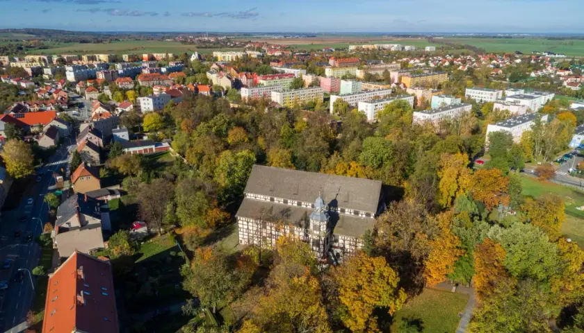 Jesienny widok na kościół Pokoju w Jaworze. Zwiedzanie tego zabytku to wspaniałe przeżycie.