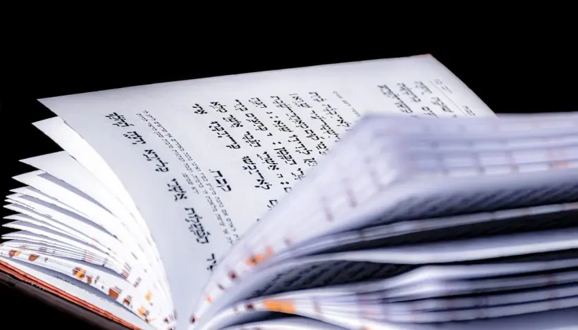 Otwarta księga z tekstem hebrajskim, przypominająca psalm 137. Strony są lekko pożółkłe, a tekst zapisany czarną czcionką.