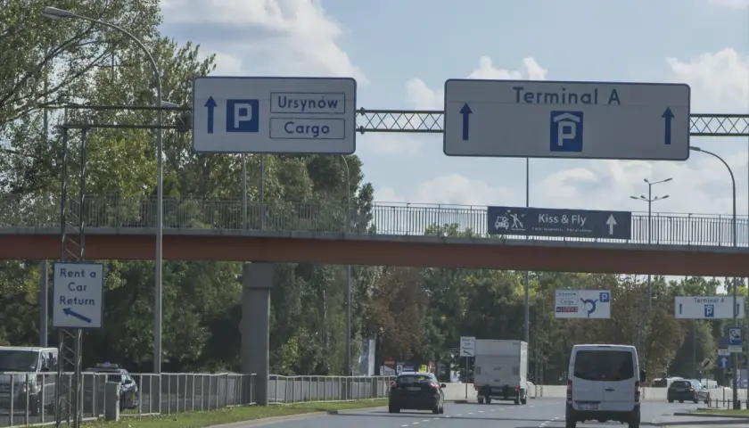 Znaki drogowe przy Lotnisku Chopina wskazują drogę do Terminala A, Ursynowa, Cargo i Kiss & Fly. Tak odebrać pasażera z lotniska.