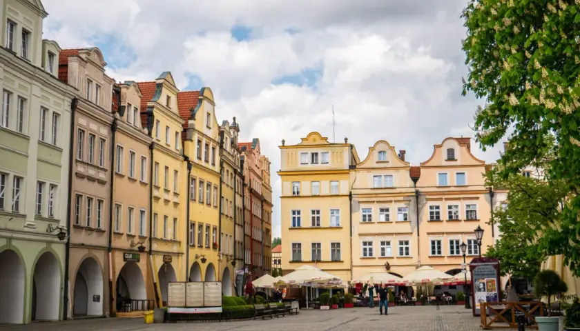 Kolorowe kamienice na rynku, idealne miejsce na spacer. Jeleniogórska starówka oferuje wiele atrakcji dla dzieci, a kawiarnie zapraszają na odpoczynek.
