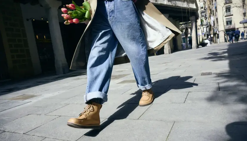 Idealne buty do koszuli i jeansów? Jasnobrązowe botki na spacerze z tulipanami.