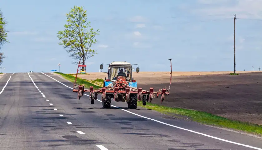 Traktor z siewnikiem jedzie po drodze. Czy traktorkiem kosiarka można jeździć po drodze? To zależy od jego przeznaczenia.