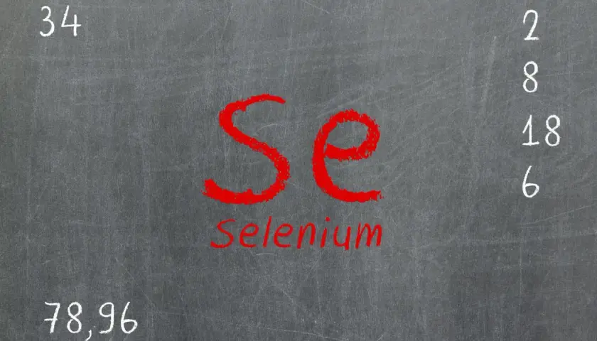 Na tablicy zapisano symbol pierwiastka Se (selen), jego liczbę atomową 34, masę atomową 78,96 oraz liczby 2, 8, 18, 6.