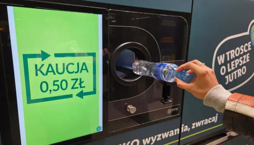 Dbanie o środowisko: wrzucam butelkę do automatu, by odzyskać kaucję 0,50 zł. W trosce o lepsze jutro!