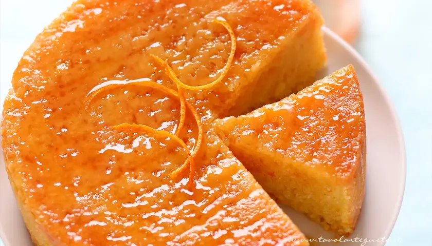 Torta soffice all'arancia, ricetta della nonna, con glassa lucida e scorzette candite. Un dolce profumato e invitante.