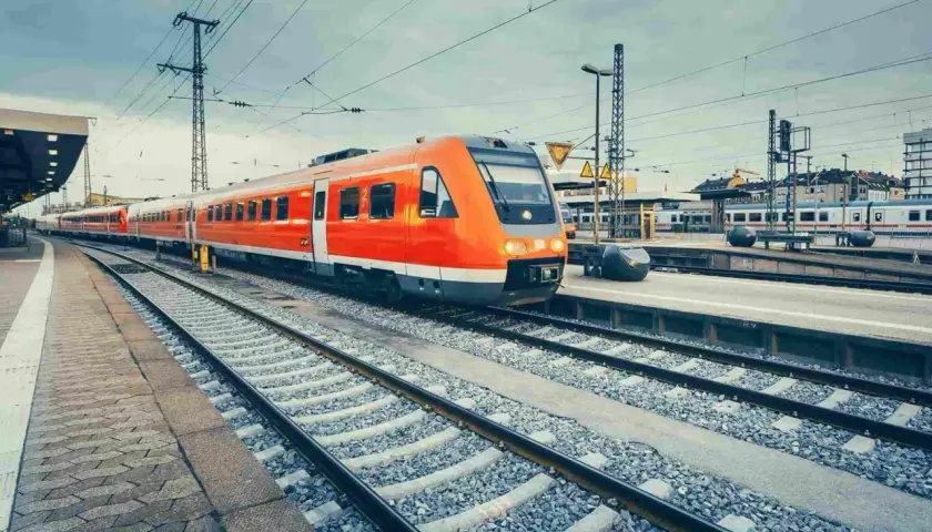 Pomarańczowy pociąg na stacji, gotowy do podróży. Jastarnia Hel odległość to tylko kilka godzin pociągiem.