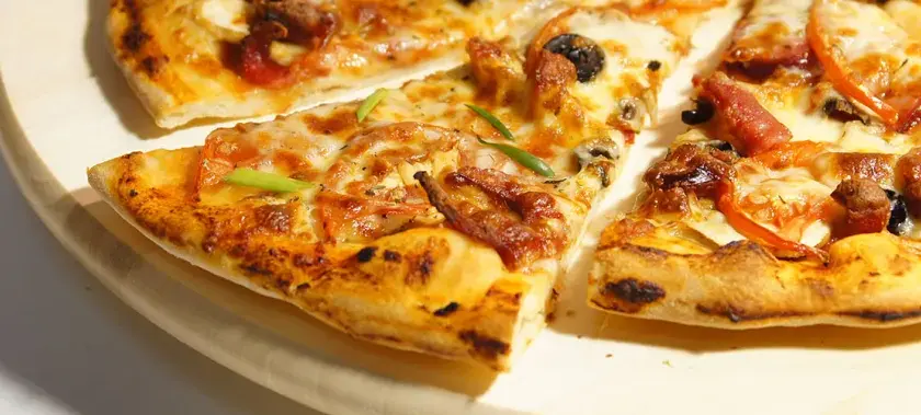 Ile kcal ma pizza 32 cm? Odkryj zaskakujące wartości kaloryczne