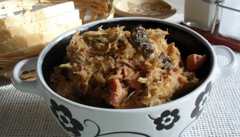 Pyszny bigos z kiszonej kapusty, idealny do podania z chlebem. Oto jak zrobić bigos z kiszonej kapusty krok po kroku.