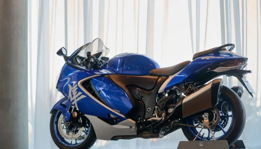 Błękitny motocykl Suzuki Hayabusa, idealny do rozważenia w ramach suzuki leasing. Lśniąca maszyna prezentuje się imponująco.