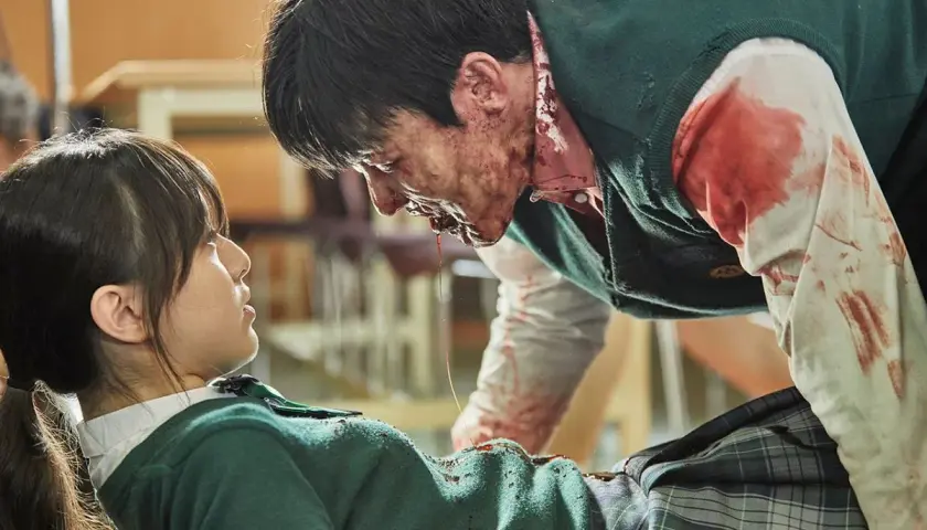 Dziewczyna patrzy na krwiożerczego zombie. Wszyscy są martwi, a ona walczy o życie.