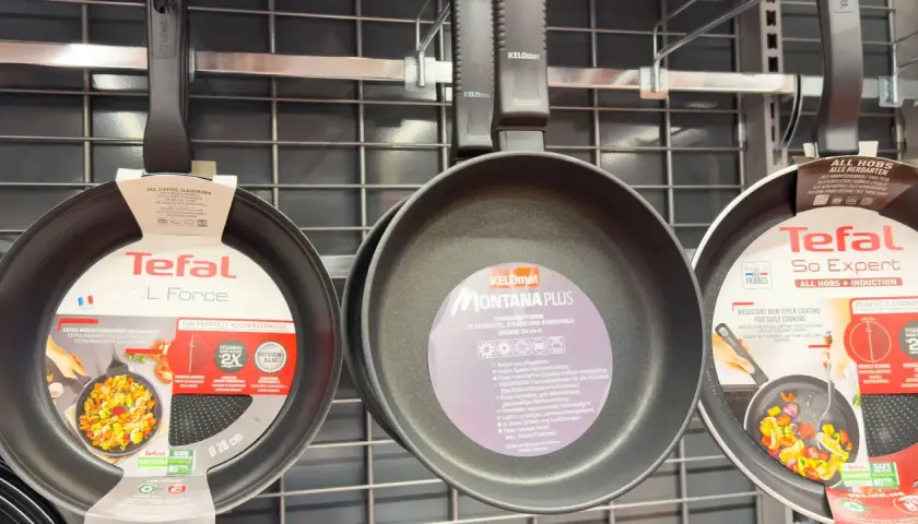 Poêles Tefal en aluminium, certaines avec revêtement antiadhésif. Attention au danger potentiel de l'aluminium chauffé.