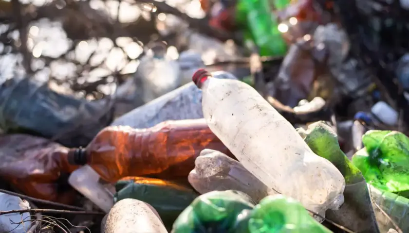 Góra śmieci z plastikowych butelek, pokazująca, ile rozkładają się plastikowe butelki.