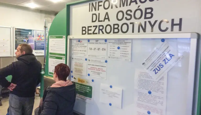 Informacja dla osób bezrobotnych, jak się zwolnić żeby dostać zasiłek dla bezrobotnych. Tablica z ogłoszeniami w urzędzie.