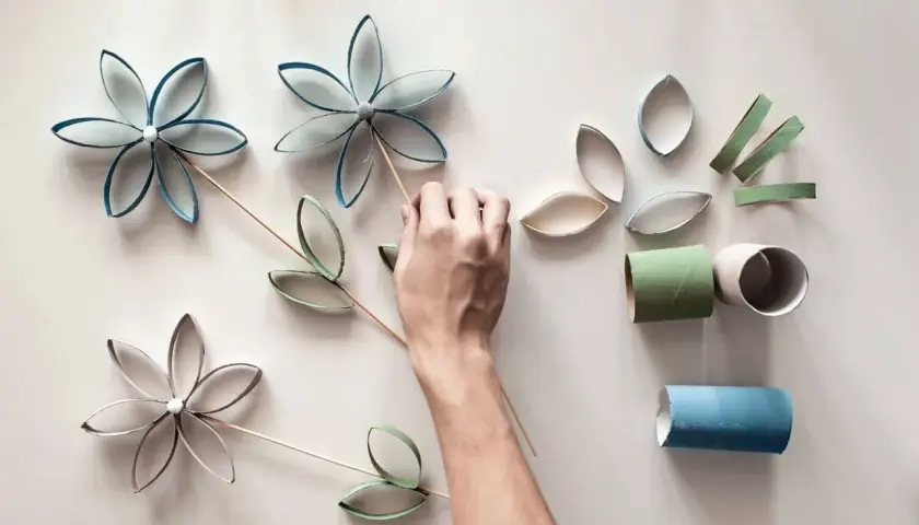 Fiori e foglie fatti con rotoli di carta: un'idea creativa per lavori con i bambini.