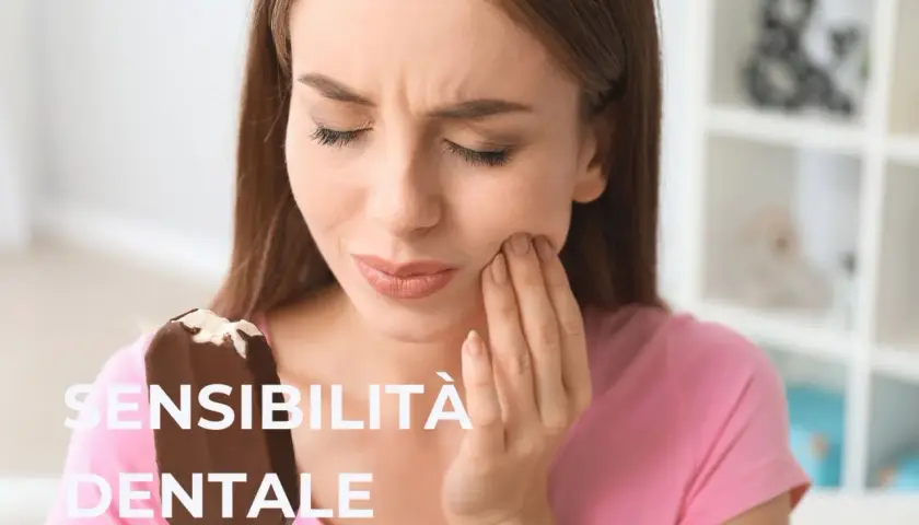 Donna con gelato che prova dolore, con mano sulla guancia, a causa della dentina esposta.