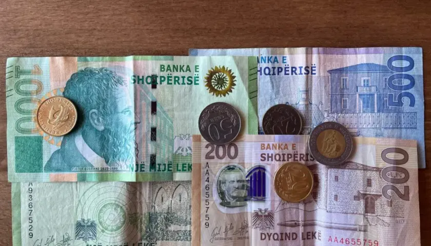 Jaka jest waluta w Albanii? Odkryj, co warto wiedzieć o leku