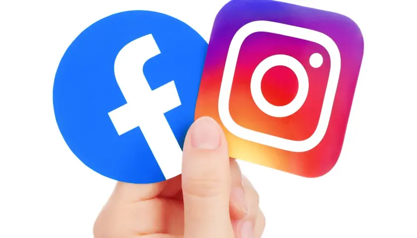 Palec trzyma loga Facebooka i Instagrama. Czy kopiowanie zdjęć z Facebooka jest karalne?