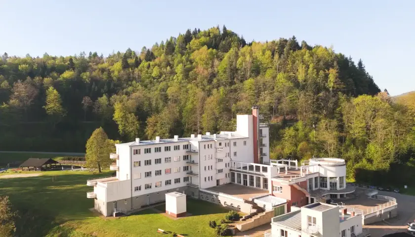 Żegiestów-Zdrój sanatorium: skuteczne leczenie w malowniczej scenerii