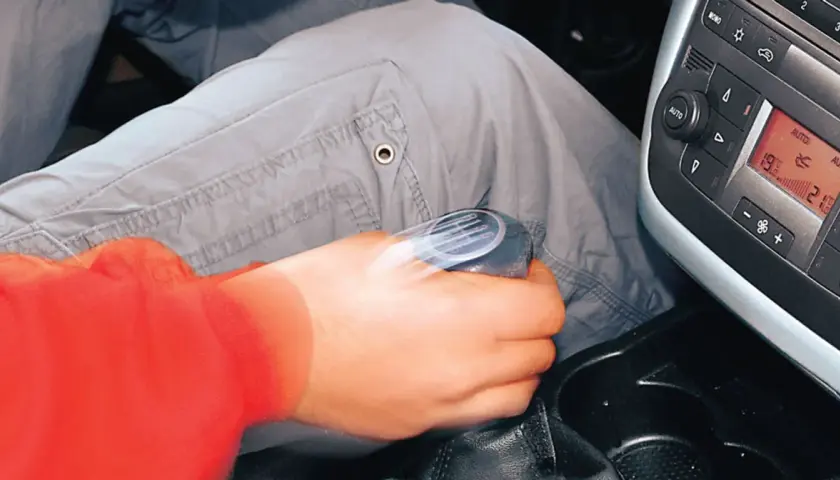 Co pierwsze hamulec czy sprzęgło? Klucz do bezpiecznej jazdy