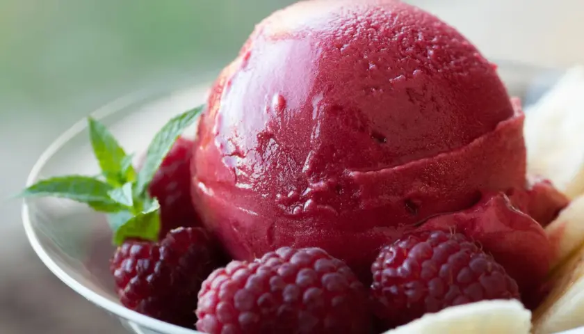 Jak zrobić sorbet malinowy? Aksamitny deser bez maszynki!