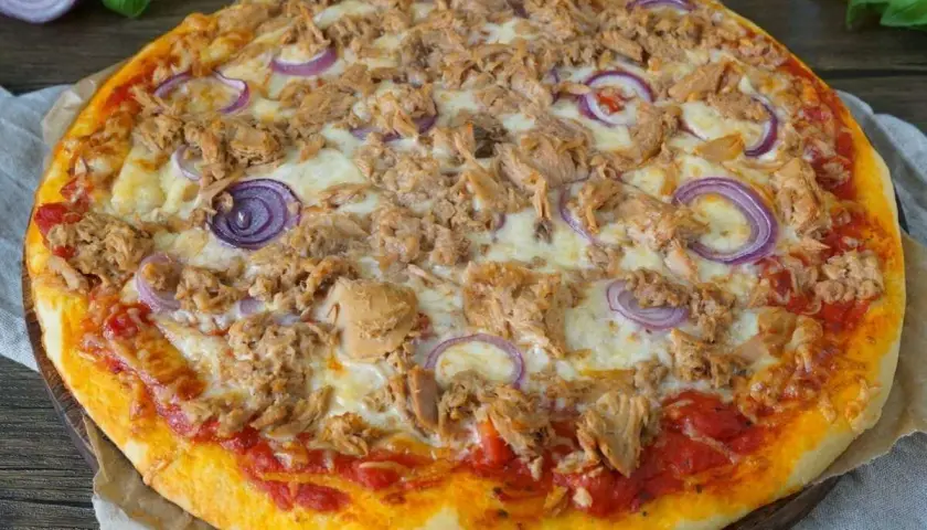 Eine köstliche Thunfisch Pizza mit roten Zwiebeln, ein italienisches Rezept, das Lust auf mehr macht.